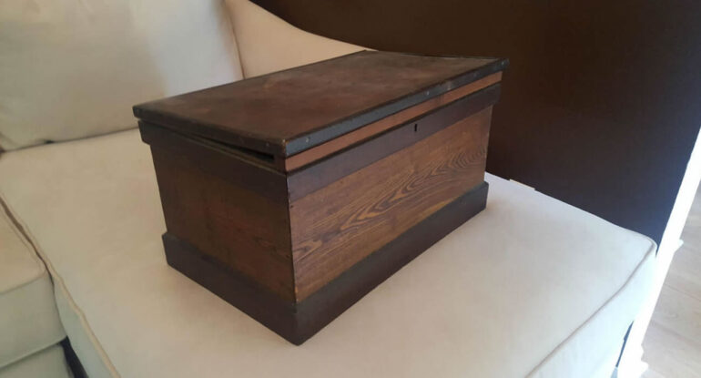Un trésor caché dans un meuble chiné : la trouvaille d'une vie