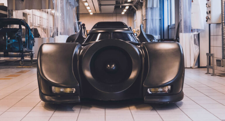 Un homme construit une réplique fonctionnelle de la Batmobile dans son garage