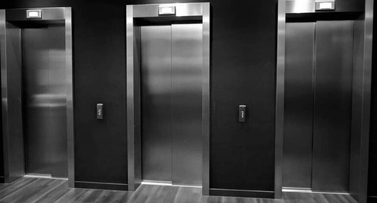 Un homme construit un mini-musée dans sa cabine d’ascenseur