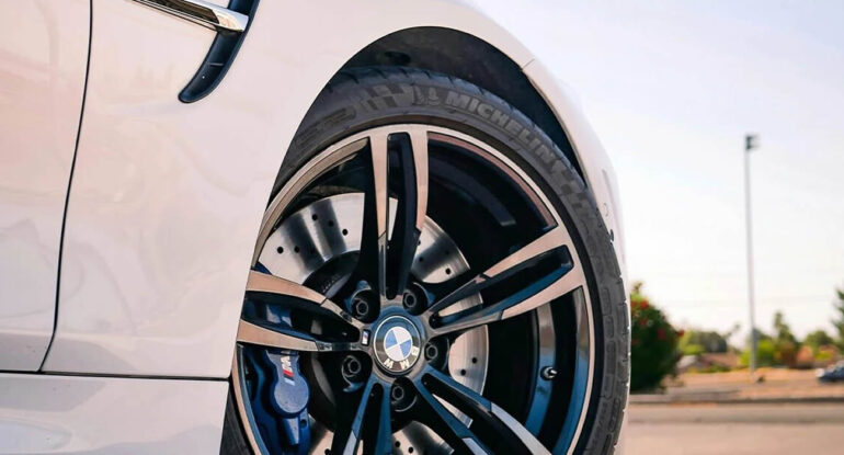 Une roue détachée provoque une scène surprenante sur la route bretonne