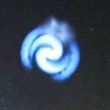 Une spirale lumineuse dans le ciel français, un phénomène spectaculaire lié à SpaceX