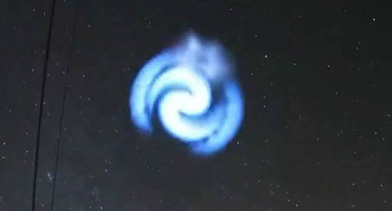 Une spirale lumineuse dans le ciel français, un phénomène spectaculaire lié à SpaceX