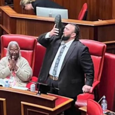 Un député australien boit une bière dans sa chaussure en plein parlement