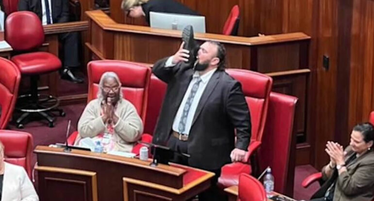 Un député australien boit une bière dans sa chaussure en plein parlement