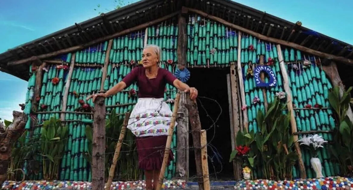 Un homme construit une maison entièrement en bouteilles de plastique