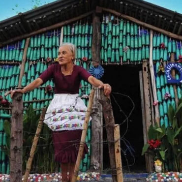 Un homme construit une maison entièrement en bouteilles de plastique
