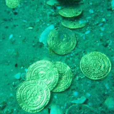 Un plongeur découvre une épave remplie de pièces d’or au large de la Bretagne