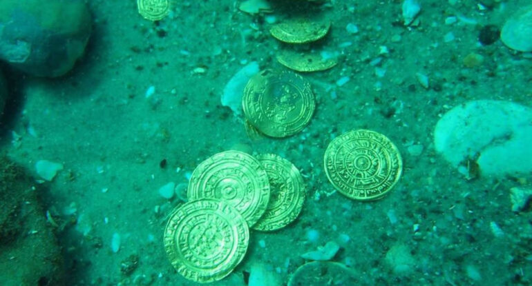 Un plongeur découvre une épave remplie de pièces d’or au large de la Bretagne