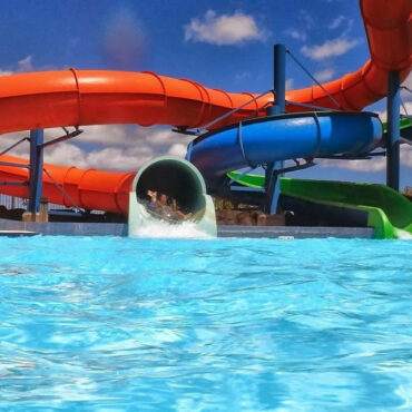 Il construit un toboggan géant avec un looping dans son jardin