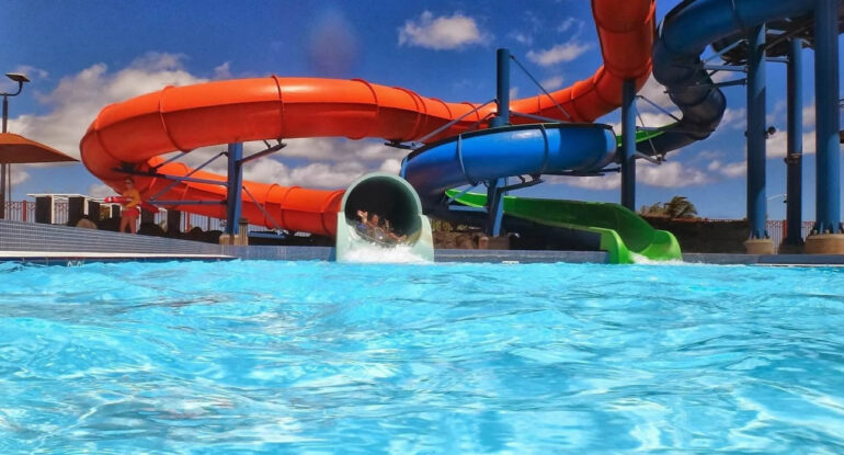 Il construit un toboggan géant avec un looping dans son jardin