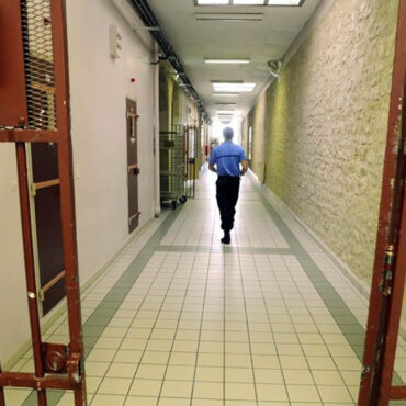 Un détenu tente de s’évader en creusant un trou avec un clou… et reste coincé dans le mur