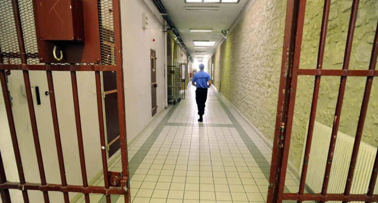 Un détenu tente de s’évader en creusant un trou avec un clou… et reste coincé dans le mur