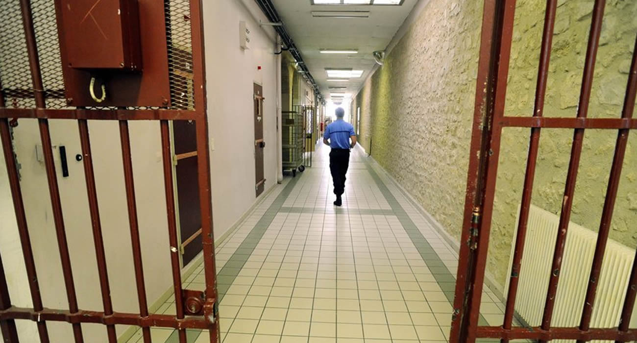 Un détenu tente de s’évader en creusant un trou avec un clou… et reste coincé dans le mur