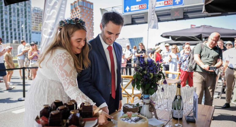 Un touriste se marie sur l’autoroute pendant un festival