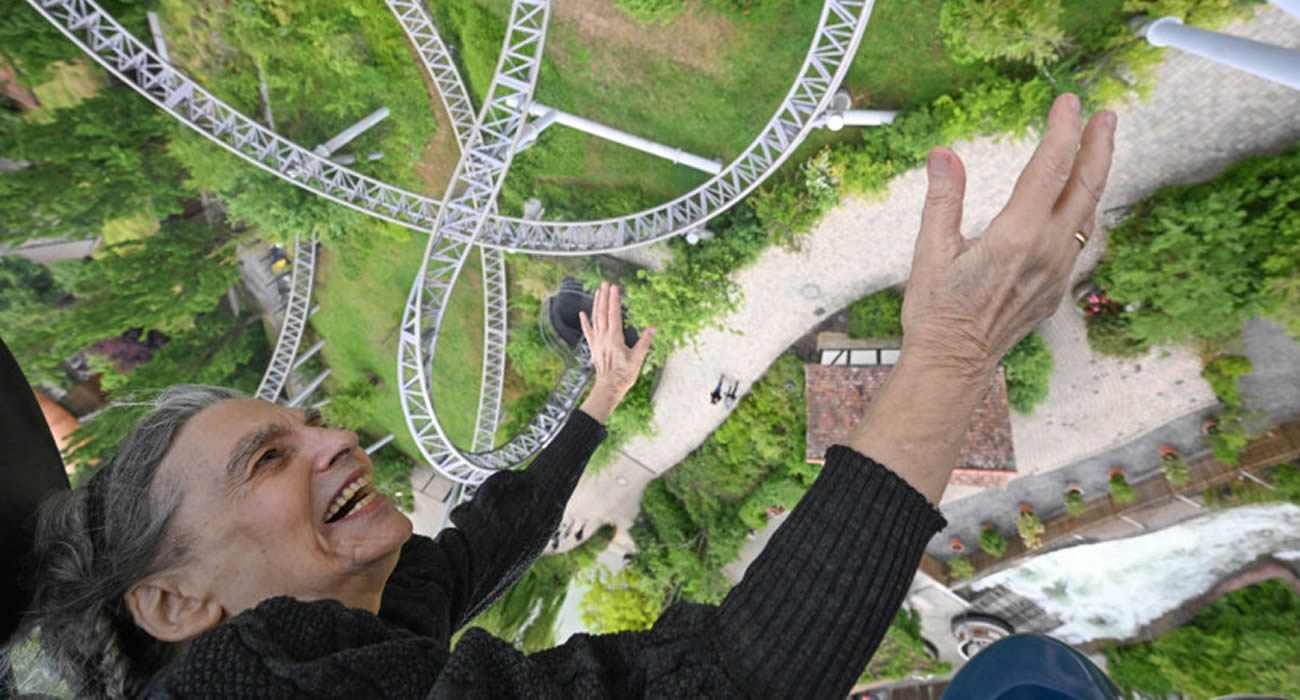 Une femme de 85 ans a déjà fait 3 333 tours de grand huit pour soulager son dos