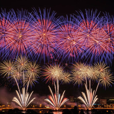 Deux feux d’artifice tirés en même temps dans la même baie : duel pyrotechnique à La Baule et au Pouliguen