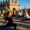 En Côtes-d’Armor, on fait du yoga… sur le toit d’un château