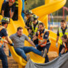 Un adulte coincé dans un toboggan pour enfant mobilise dix sauveteurs