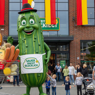 Un cornichon géant devient la mascotte d’un supermarché en Allemagn