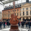 Une guitare géante en chocolat exposée à Lille