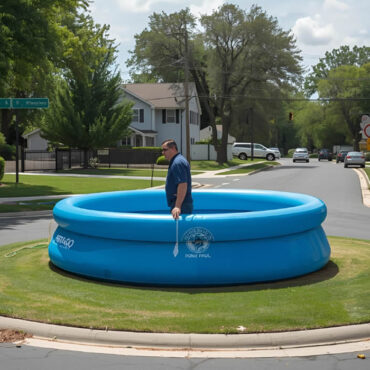 Un homme installe une piscine gonflable… dans un rond-point