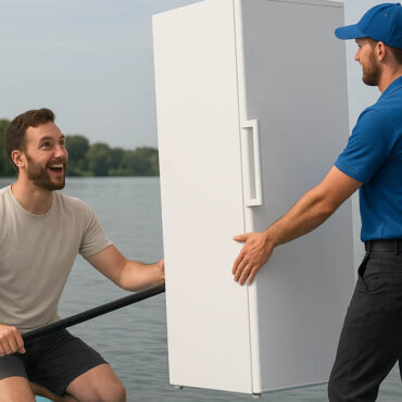 Un homme se fait livrer un frigo… sur un paddle