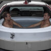 Un homme transforme sa voiture… en jacuzzi mobile