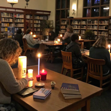 Une bibliothèque organise… des soirées lecture uniquement à la lumière des bougies parfumées