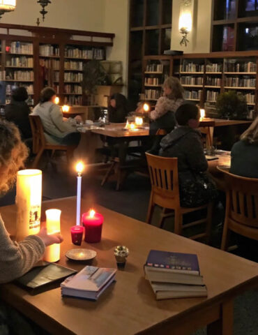 Une bibliothèque organise… des soirées lecture uniquement à la lumière des bougies parfumées