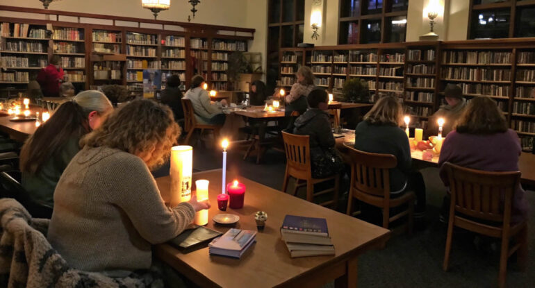 Une bibliothèque organise… des soirées lecture uniquement à la lumière des bougies parfumées