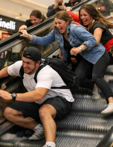 Des étudiants tentent de tenir debout sur… un escalator fou