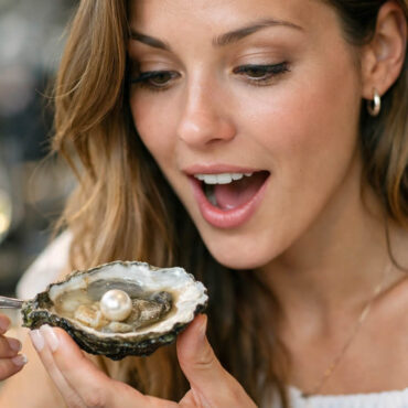 Elle déguste une huître… et découvre une perle à l’intérieur !