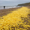 Des tonnes de frites échouées sur les plages anglaises