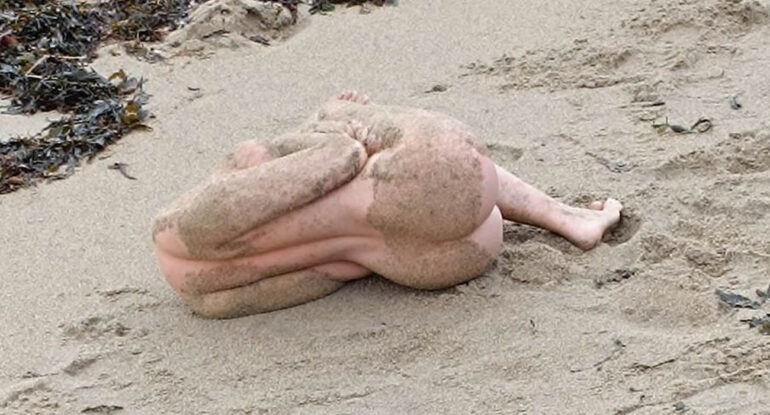 Elle croit découvrir un cadavre sur la plage… c’était une poupée pour adultes