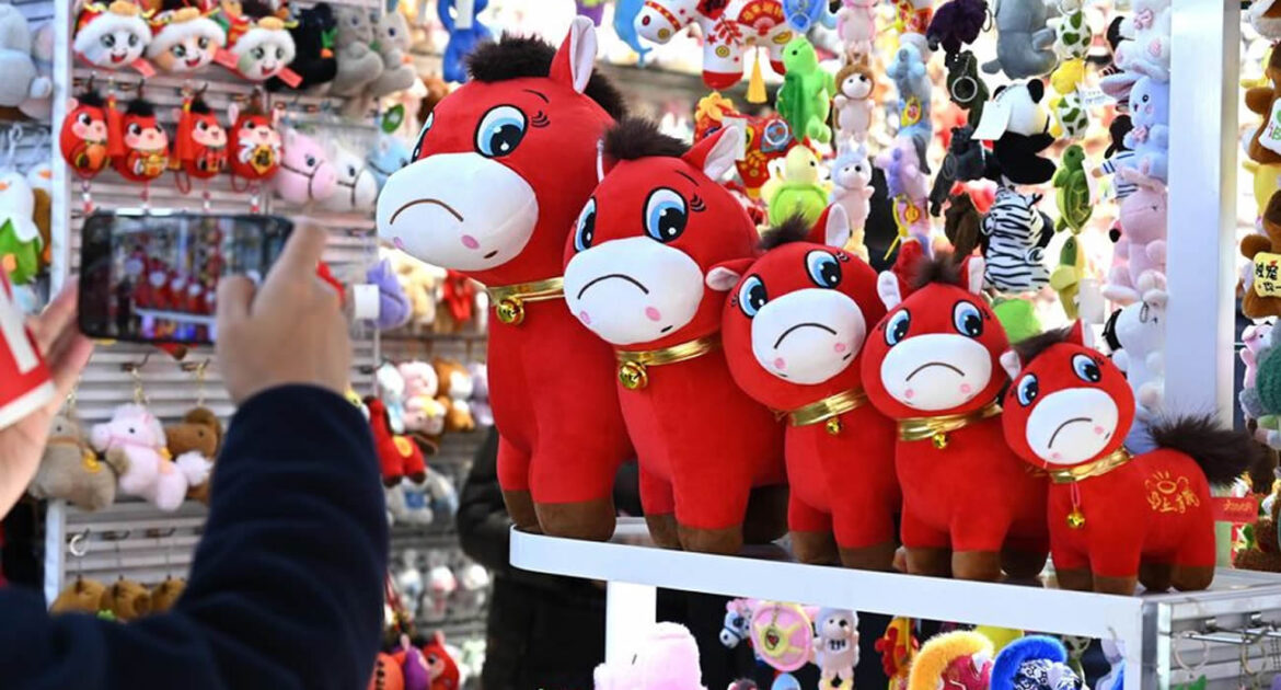 Un cheval en peluche triste devient… la mascotte du Nouvel An chinois