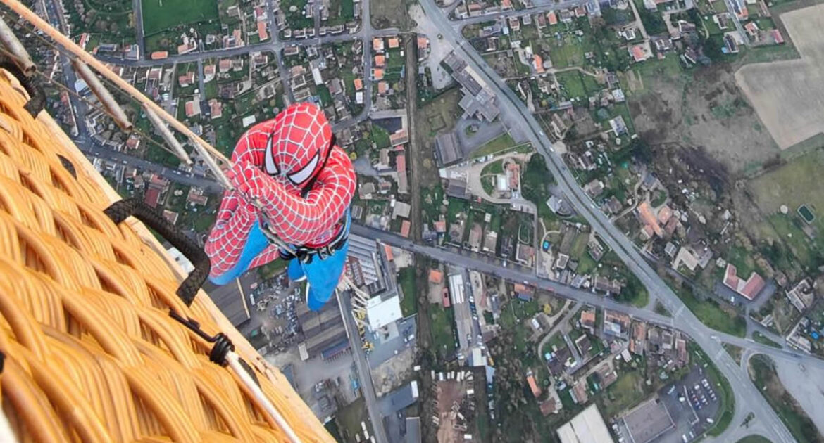 Suspendu sous une montgolfière déguisé en Spider-Man