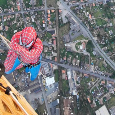 Suspendu sous une montgolfière déguisé en Spider-Man