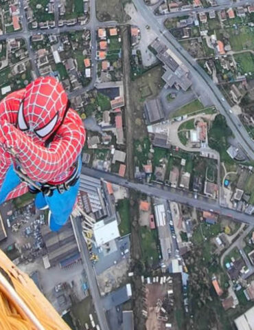 Suspendu sous une montgolfière déguisé en Spider-Man