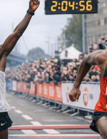 le coureur qui perd la victoire… pour avoir célébré trop tôt
